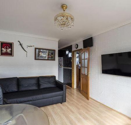 1 Bedroom Flat Close To City With Free Parking Arrangement Londres Extérieur photo